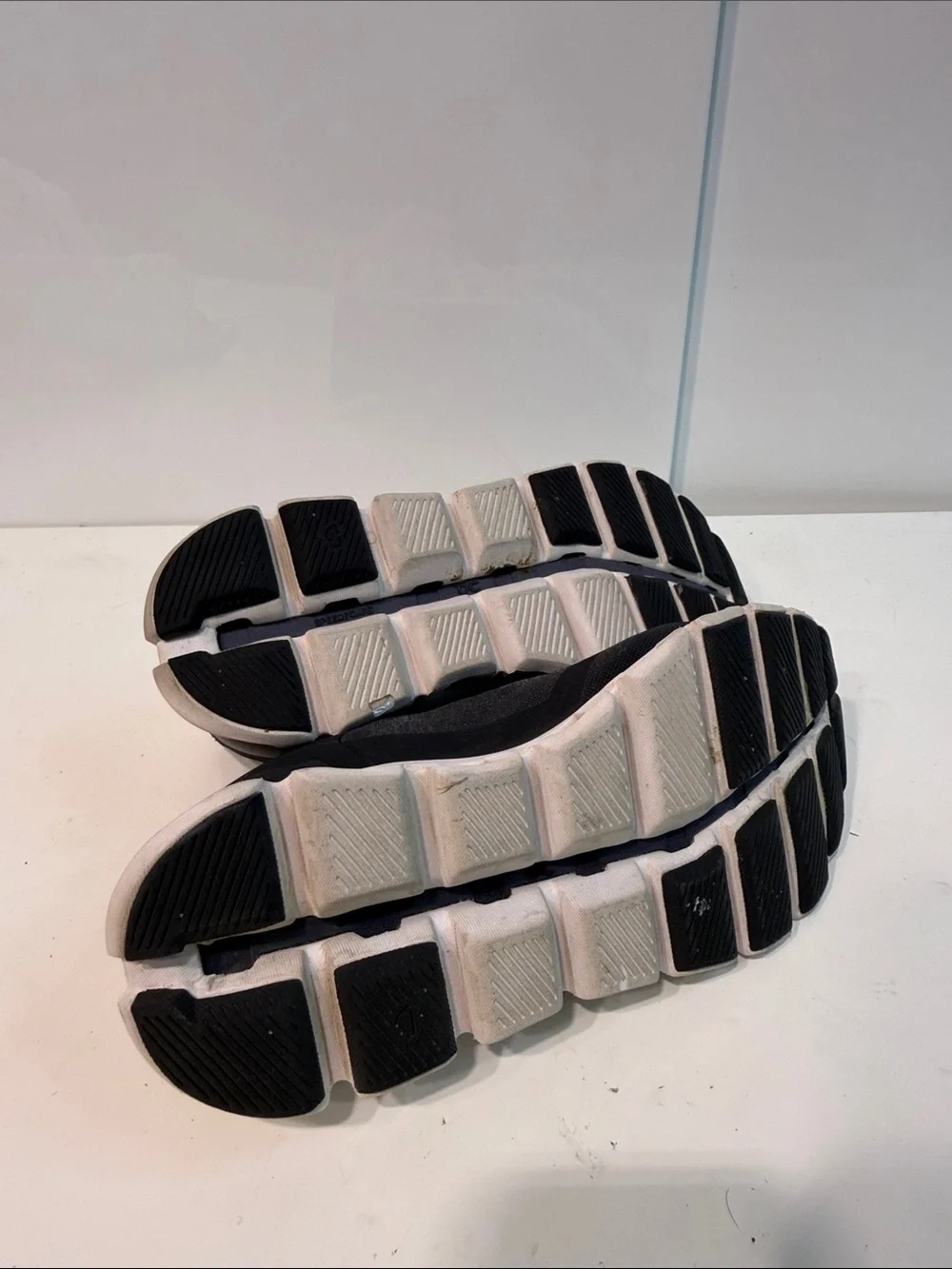 Used women’s oncloud Athletic Running Shoes size 9